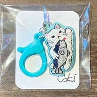 ｃｏｋｉ 特大まぐろを持って飛ぶ猫 刺繍キーホルダー