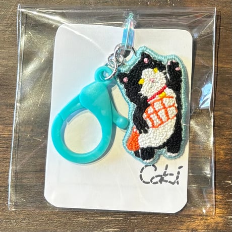 ｃｏｋｉ 特大寿司を持って飛ぶ猫 刺繍キーホルダー A