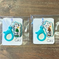 ｃｏｋｉ 一升瓶を持って飛ぶ猫 刺繍キーホルダー