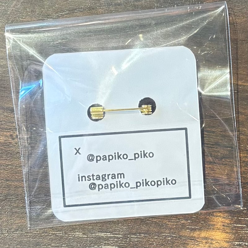 coki おしりを見せつける猫 刺繍ブローチ | 泥猫倶楽部