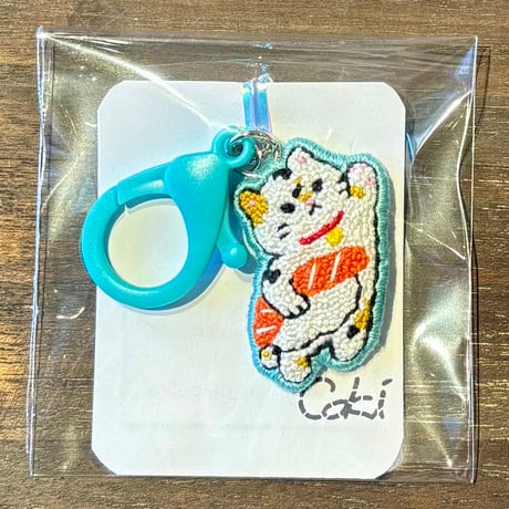 ｃｏｋｉ 特大寿司を持って飛ぶ猫 刺繍キーホルダー B