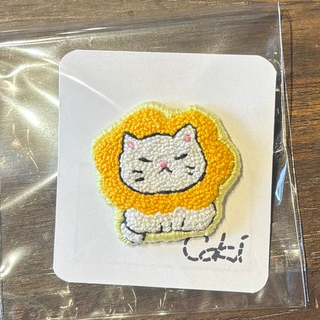 ｃｏｋｉ エリザベスカラー猫 刺繍ブローチ