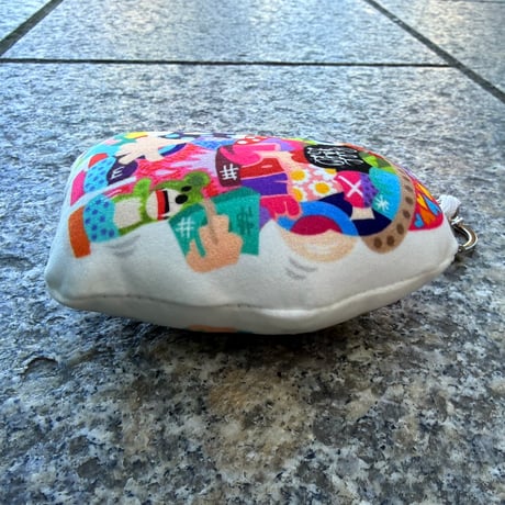 "ニジイロ 中指おじさん" cushion keychain