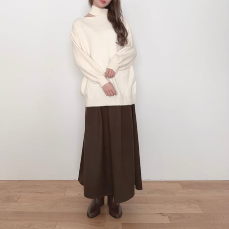 カットアウトハイネックニット