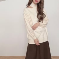 カットアウトハイネックニット