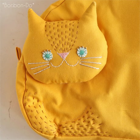 猫を小脇にかかえるバッグ イエロー