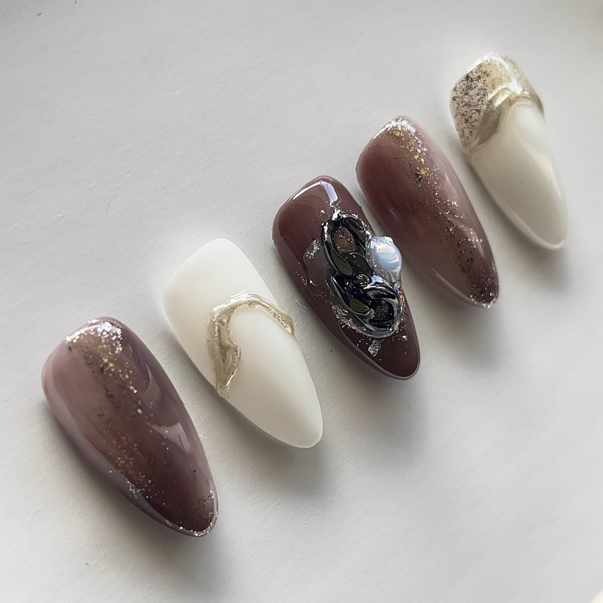 【mini mini l Chain ネイル／デコパーツ】 チェーンパーツがついたニュアンスネイル | levil.nail