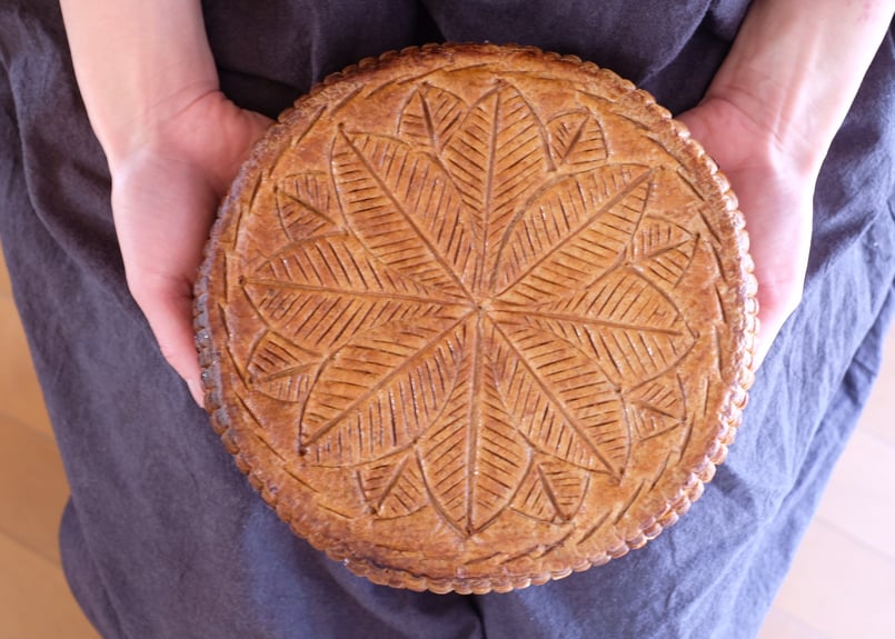 ガレット・デ・ロワ フェーヴ BEIGE カメリア ベージュ アラン・デュカス 東京の「ガレット・デ・ロワ」シャネルの