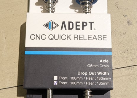 【新品】ADEPT CNC QUICK RELEASE クイック 100/135 ブルー
