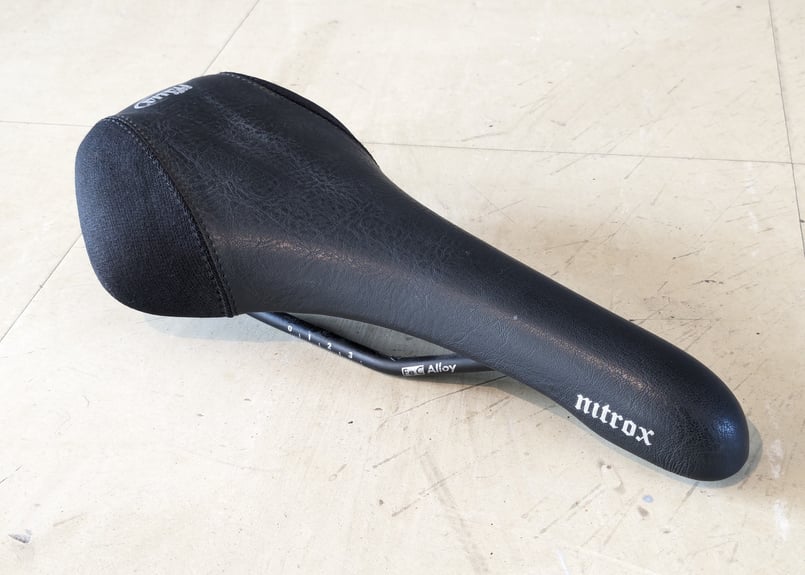 Selle Italia エルゴノミックサドル ブラック　NJS刻印有り SELLE ITALIA】ながーく愛されているNJS認証プロ仕様サドル