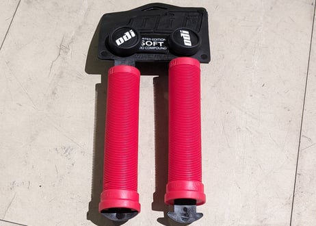 【新品】ODI LONG NECK GRIP SOFT COMPOUND グリップ レッド