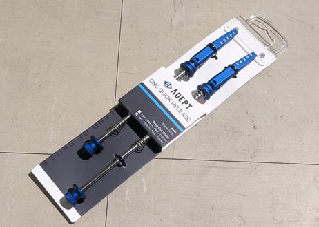 【新品】ADEPT CNC QUICK RELEASE クイック 100/135 ブルー