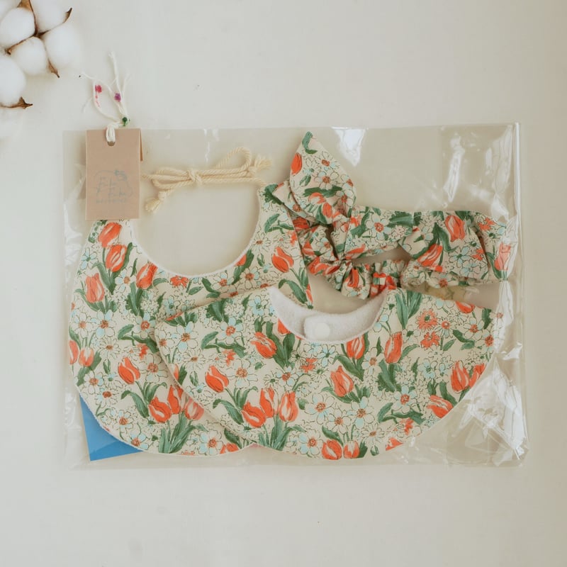 再販可能✳︎ふかふか刺繍スタイ＊tulip＊ スタイ2種類＆ヘアバンドセット【tulip】 | FukaFuka 絵本とこども
