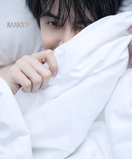 【MAXKY】 1st Photobook 《Time Stands Still》