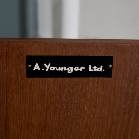 younger サイドボード