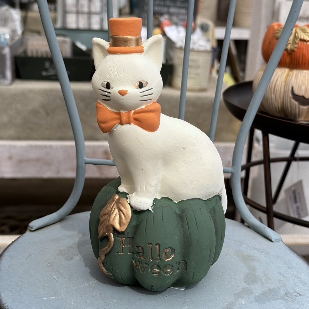 ブローチハロウィン白猫オーロラレジン