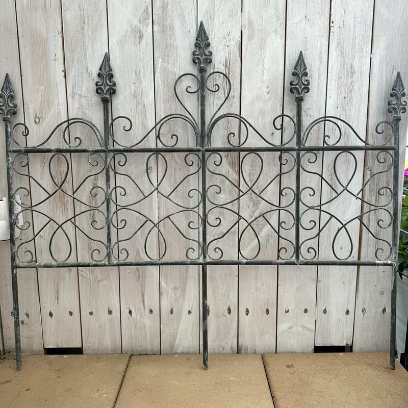 [匿名配送]ガーデンフェンス　アンティーク　ジャンクガーデン　アイアン　シャビー アイアン製 ガーデンフェンス シャビーラウンドフェンスグレー 支柱