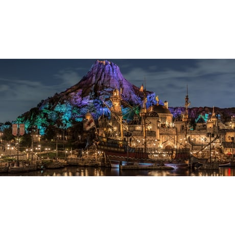 絵画風 壁紙ポスター (はがせるシール式) ディズニーシーの夜景 ディズニーリゾート パノラマ キャラクロ DNS-001S1 (1152mm×576mm)
