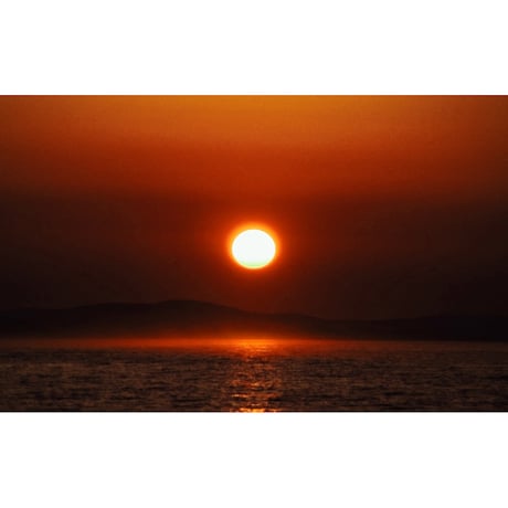 絵画風 壁紙ポスター (はがせるシール式) 日の出の太陽 朝焼け 絶景 神秘 癒し パワー 瞑想 キャラクロ SSRS-009W2 (ワイド版 603mm×376mm)