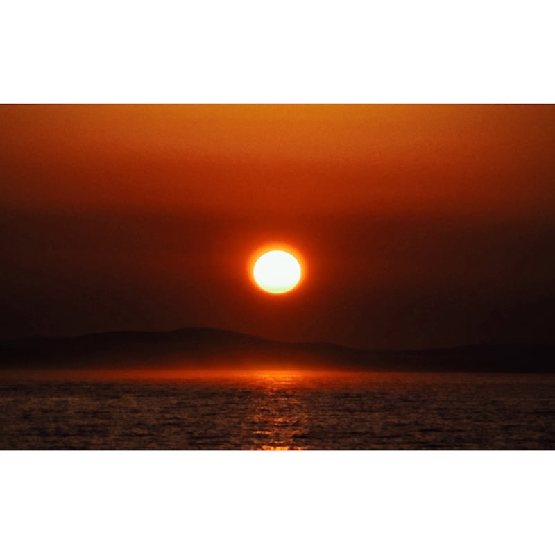 絵画風 壁紙ポスター (はがせるシール式) 日の出の太陽 朝焼け 絶景