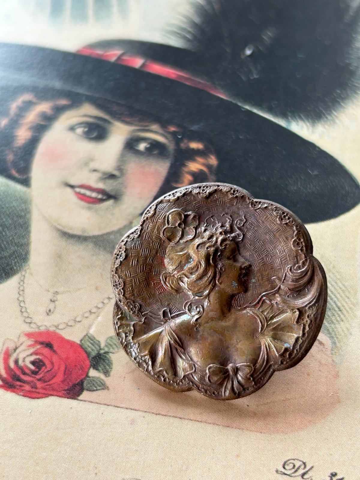 フランス アンティークボタン貴婦人 ブラス製 30mm | Le Chateau-Rose フランス アンティークボタン貴婦人 ブラス製 30mm | Le Chateau-Rose