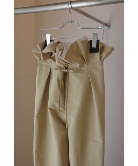 MARGE "High-Count waist ruffle pants" beige
