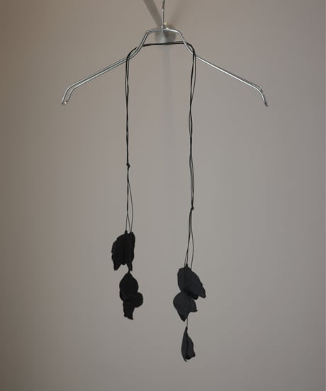 MARGE "Floral motif necklace" black