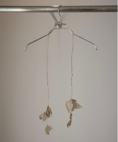 MARGE "Floral motif necklace" beige