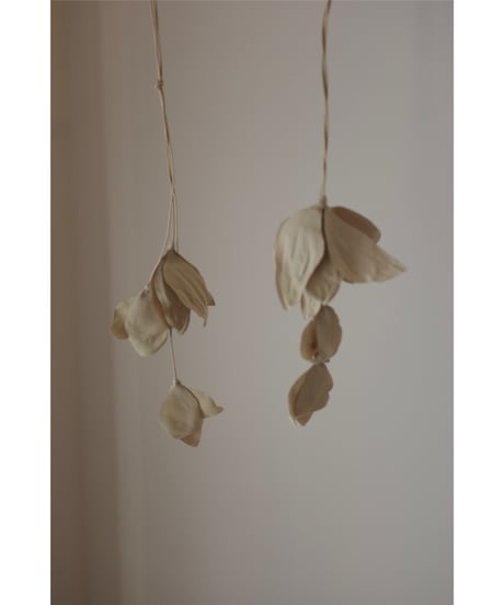 MARGE "Floral motif necklace" beige