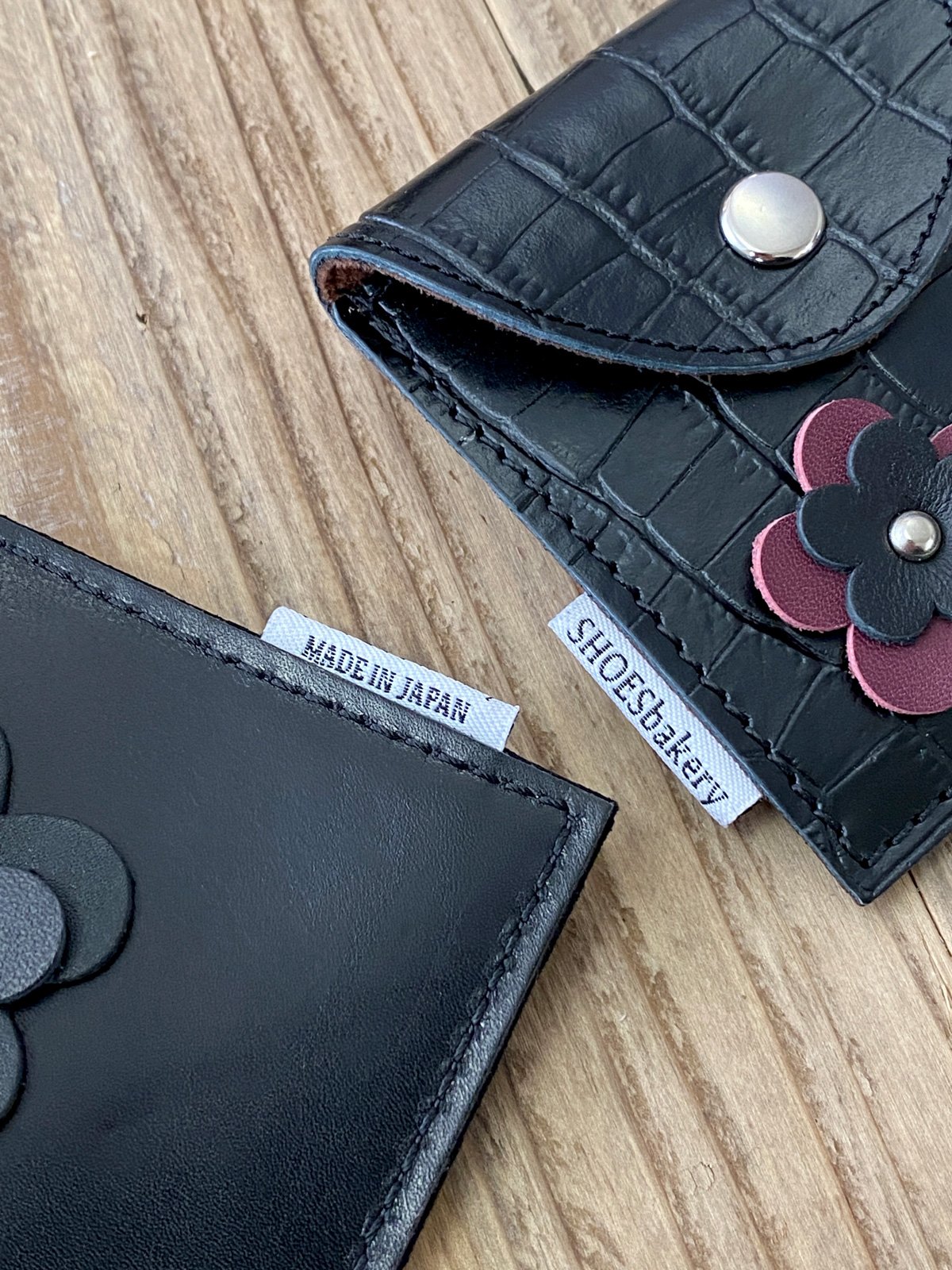 カードケース（本革） フラワー 黒カーフ、黒クロコ型押し | SHOESbakery