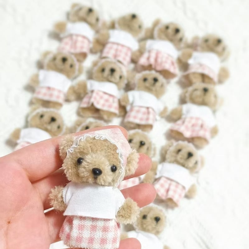 海外ライター【布岛小喵】ピンクチェックの小さな茶色いクマです