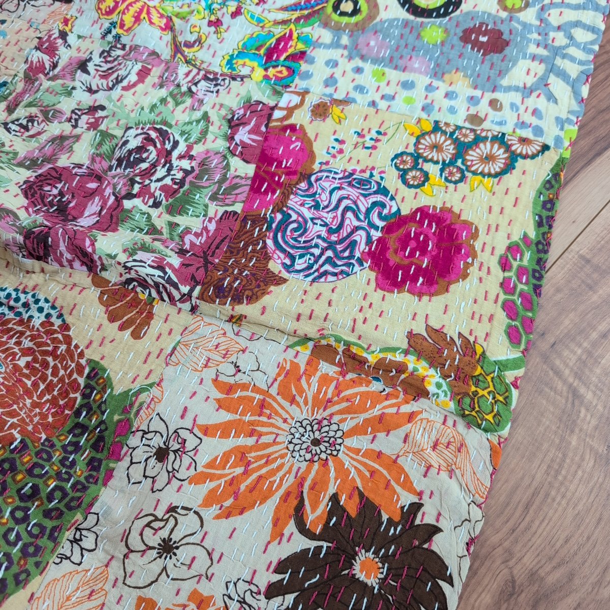 【M】ベージュ 手仕事 パッチワーク 一点物 カンタキルト マルチカバー 721 M】フローラルベージュ インドの手仕事 パッチワーク 一点物