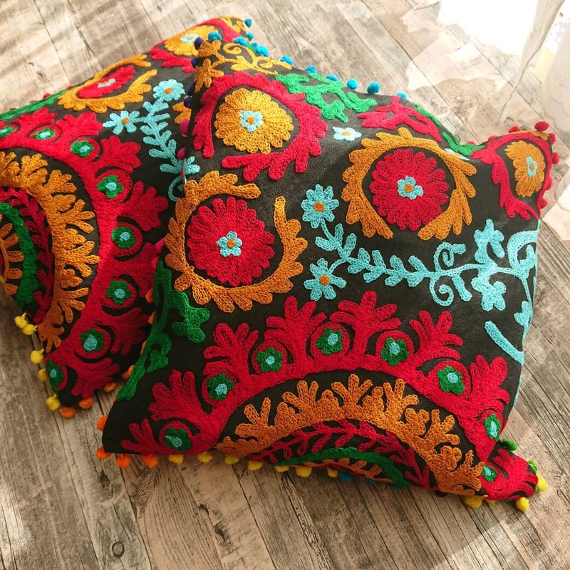 ウズベキスタン製 シルク スザニ刺繍 クッションカバー 44×43 SZN709 ウズベキスタン製 シルク スザニ刺繍 クッションカバー 48×43