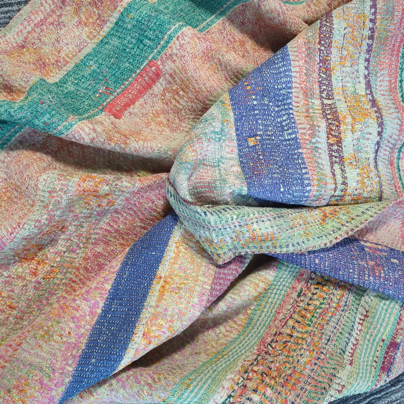 インド製ヴィンテージカンタラリーキルト 淡色トーンマルチカバー 色彩