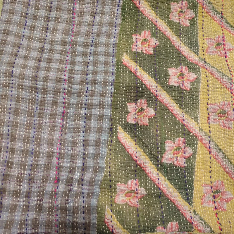 ꕥ未使用ꕥヴィンテージラリーキルトフリンジ花柄 カンタ パッチワークマルチカバー インド カンタ刺繍 パッチワーク/ラリーキルト 古布 ヴィンテージ