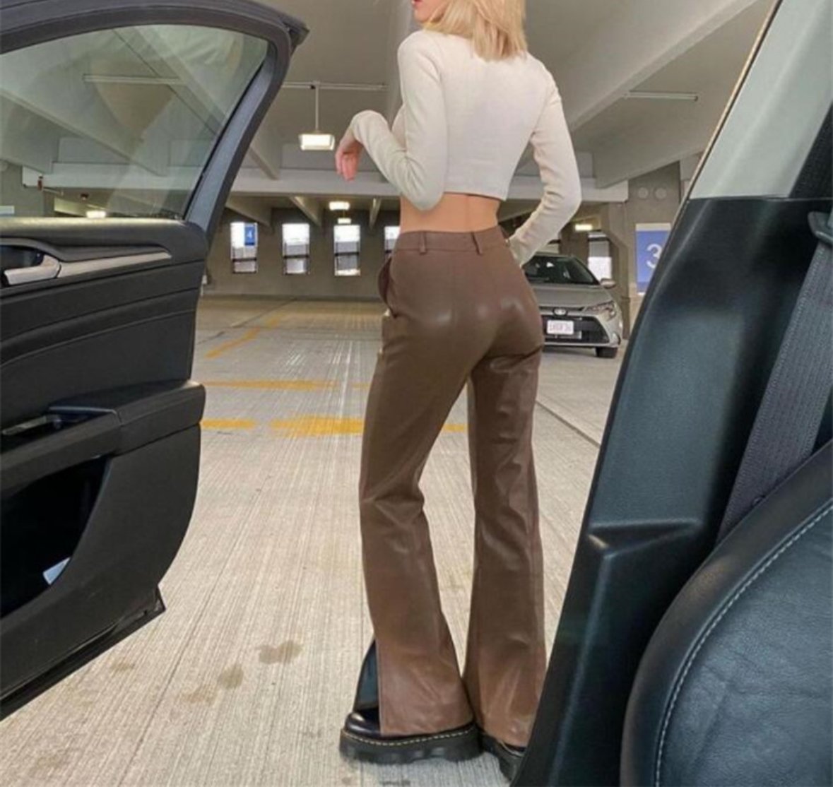 レザーパンツ フレアパンツ ブラウン animated_fe30fe10-f466-4440-