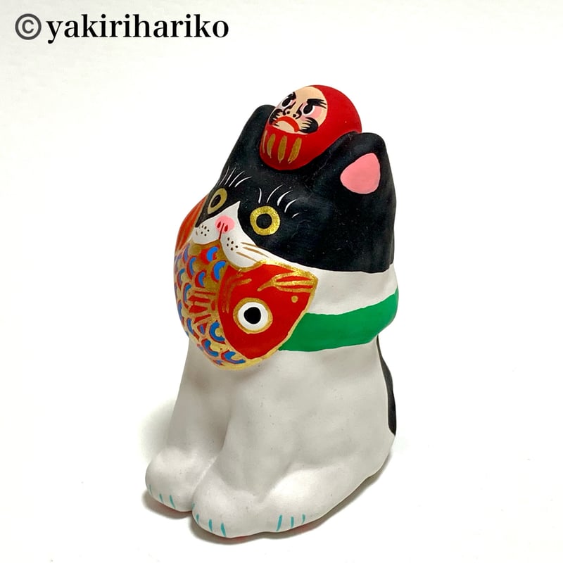 猫乃目様ꗯ̤̮ 撮影のたびに攻撃され短くなっていく背景紙 すっかり遊び場です みんな