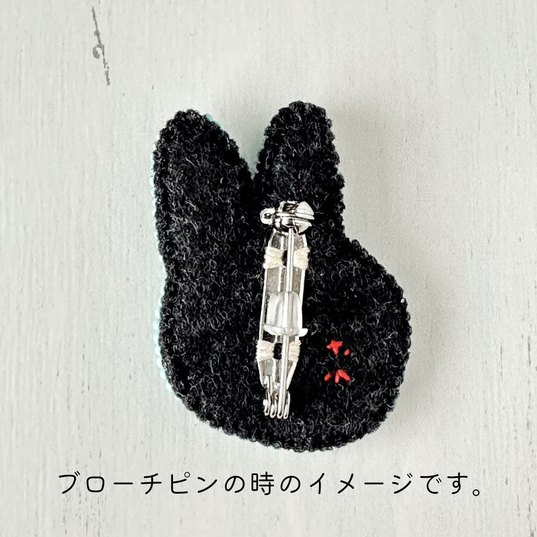 ＃689 手書き花火✴黒うさぎ✴レジンヘアゴムキーホルダーブローチ ふっくらボディの『ピンク色タツノオトシゴ』 キーホルダーまたは