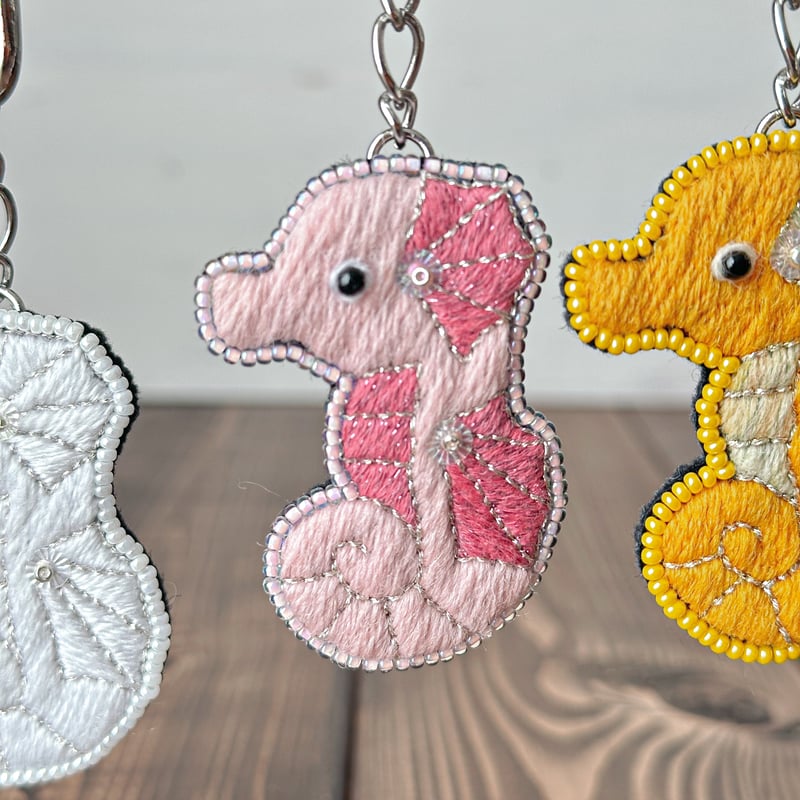 ふっくらボディの『ピンク色タツノオトシゴ』 キーホルダーまたは