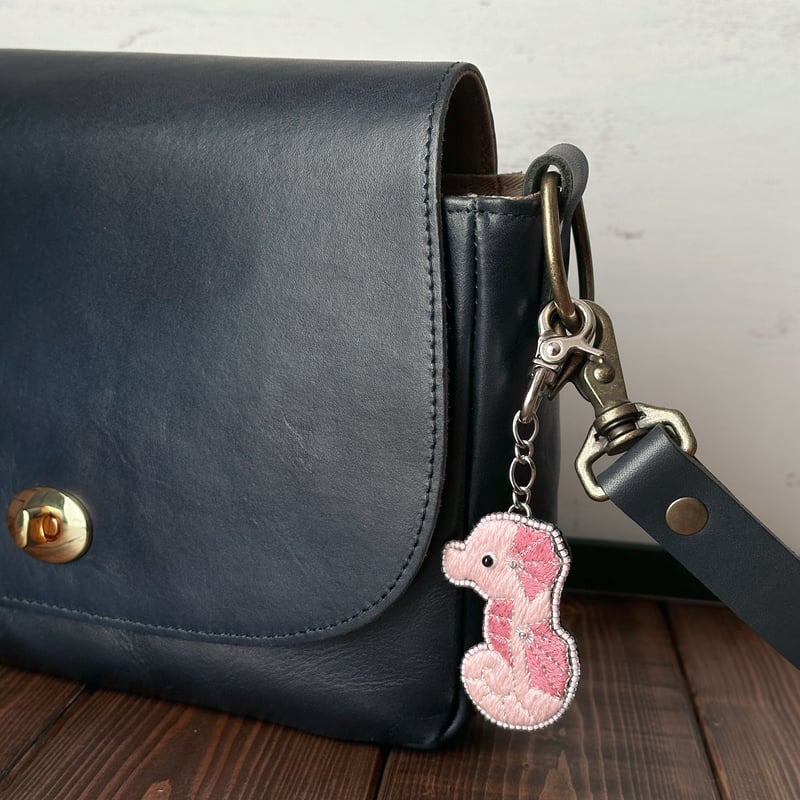 ふっくらボディの『ピンク色タツノオトシゴ』 キーホルダーまたは