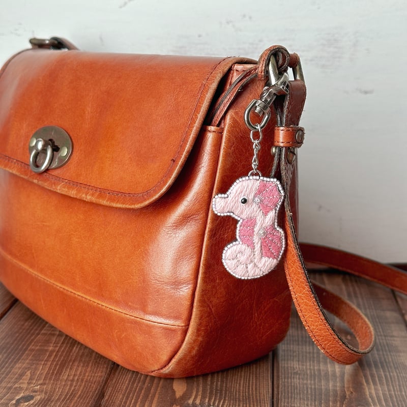 ふっくらボディの『ピンク色タツノオトシゴ』 キーホルダーまたは