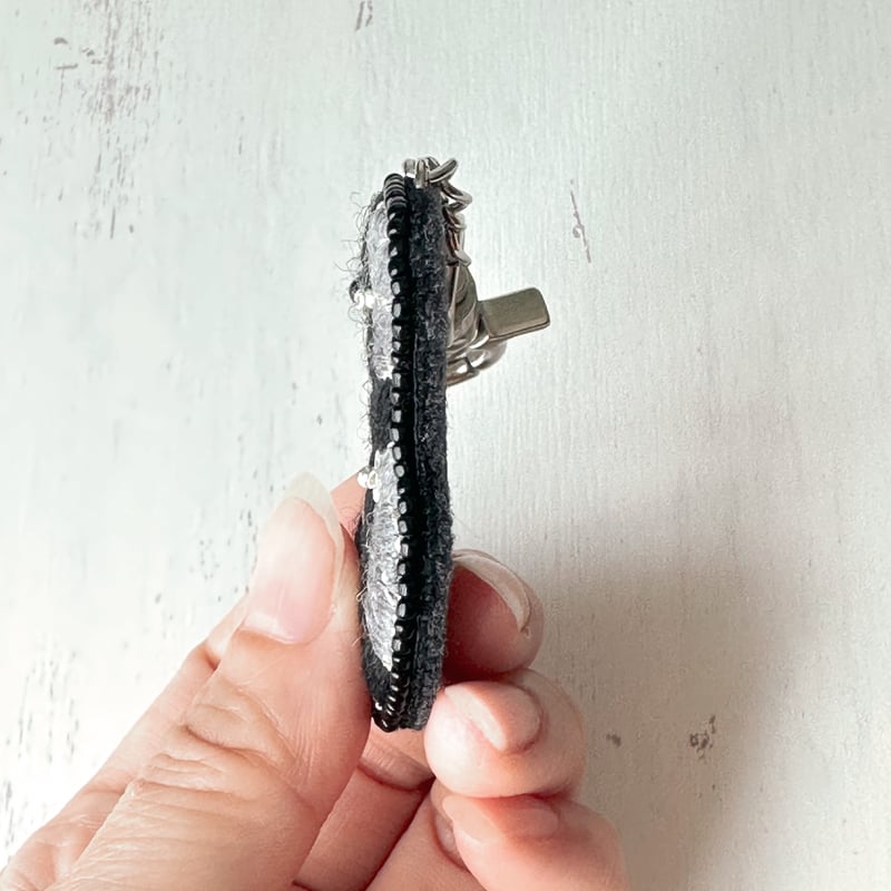 ふっくらボディの『白色タツノオトシゴ』 キーホルダーまたはブローチ