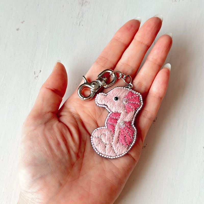 ローズクォーツ　タツノオトシゴ　スタンド付き　① ローズクォーツ タツノオトシゴ スタンド付き ①