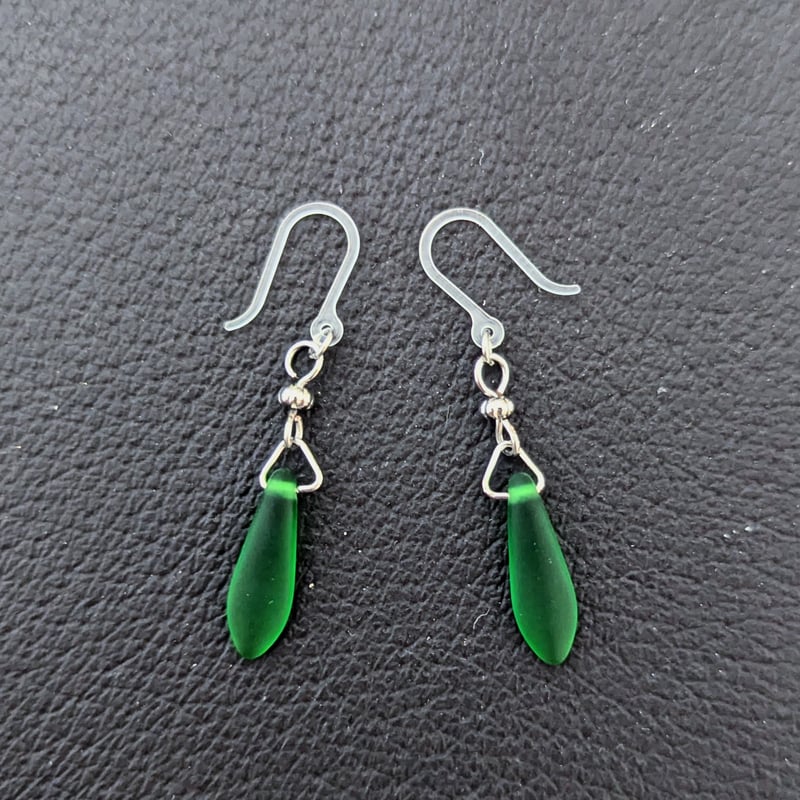 一粒チェコダガーガラスピアス フロストグリーン | CRAFT KODAMA