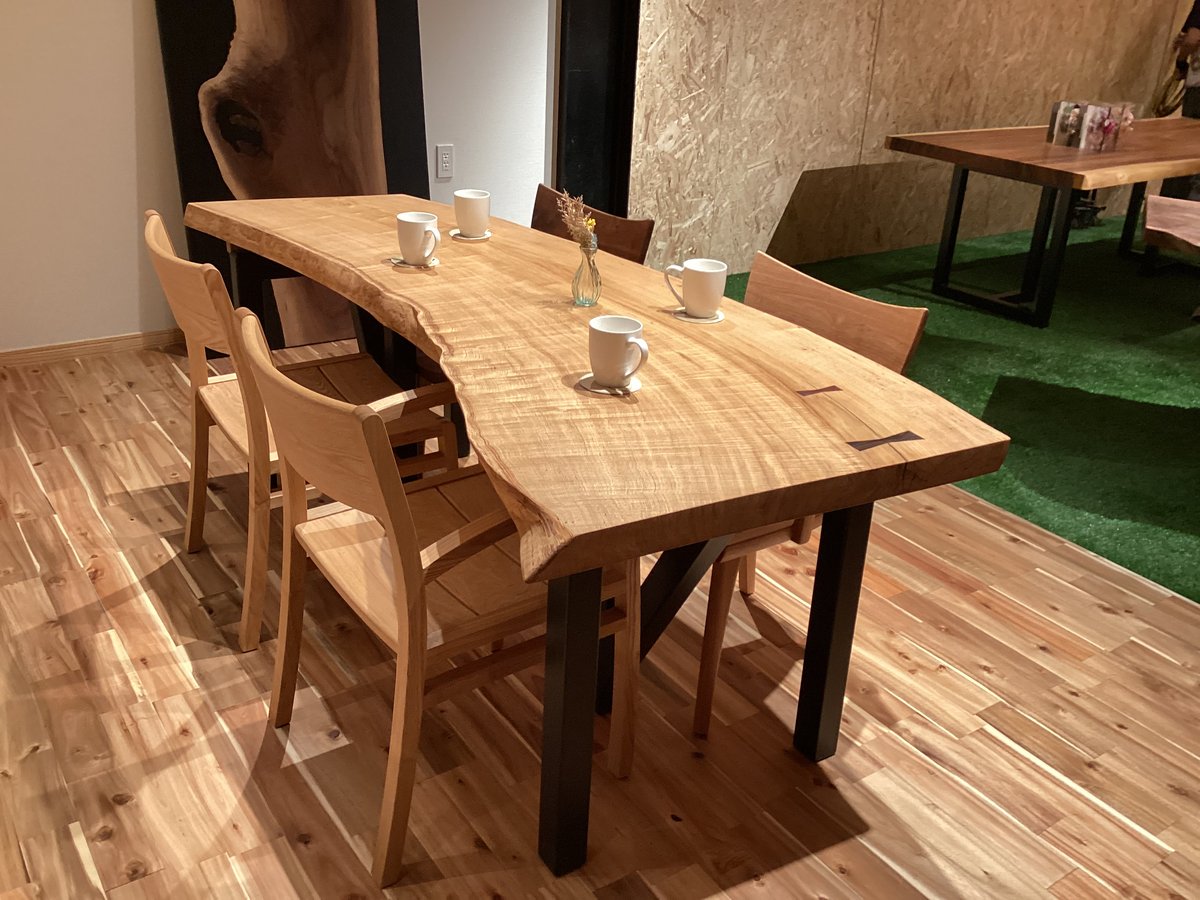 004 栗(クリ)ダイニングテーブル | 無垢の一枚板でつくる家具 004 栗(クリ)ダイニングテーブル | 無垢の一枚板でつくる家具