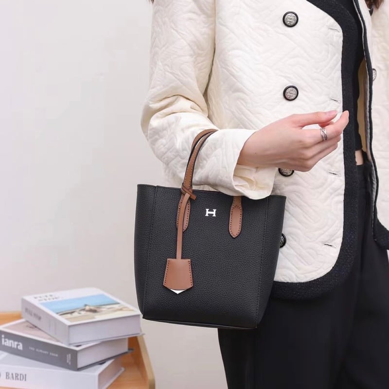 ♡レアカラー♡希少♡カナデ　レザー　バック　鍵　ハンドバッグ　本革 予約】牛革レザー Hロゴ 2way ミニバッグ トートバッグ | hanao