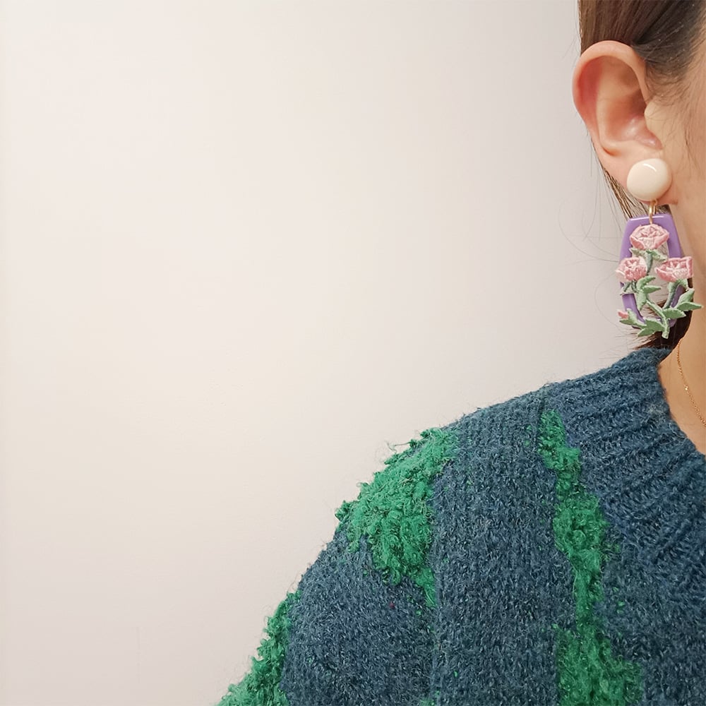 レトロ花刺繍ピアス① 白｜｜ 乙女 | レトロ | ハイカラビンテージ