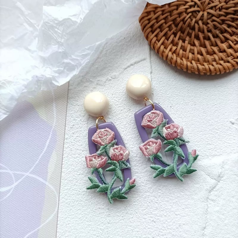 レトロ花刺繍ピアス① 白｜｜ 乙女 | レトロ | ハイカラビンテージ