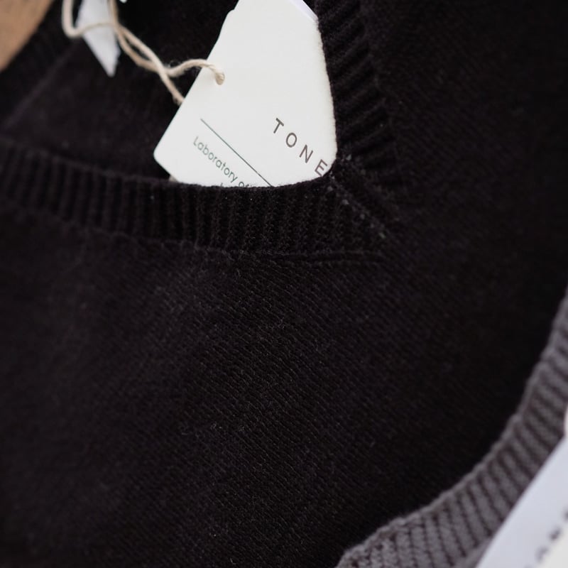 unisex｜オーガニックコットンVネックセーター｜ブラック | 八画