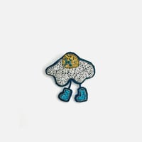 刺繍ブローチ / Bored egg